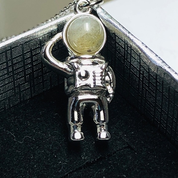 Astronaut Quartz Pendant - Picture 3 of 8